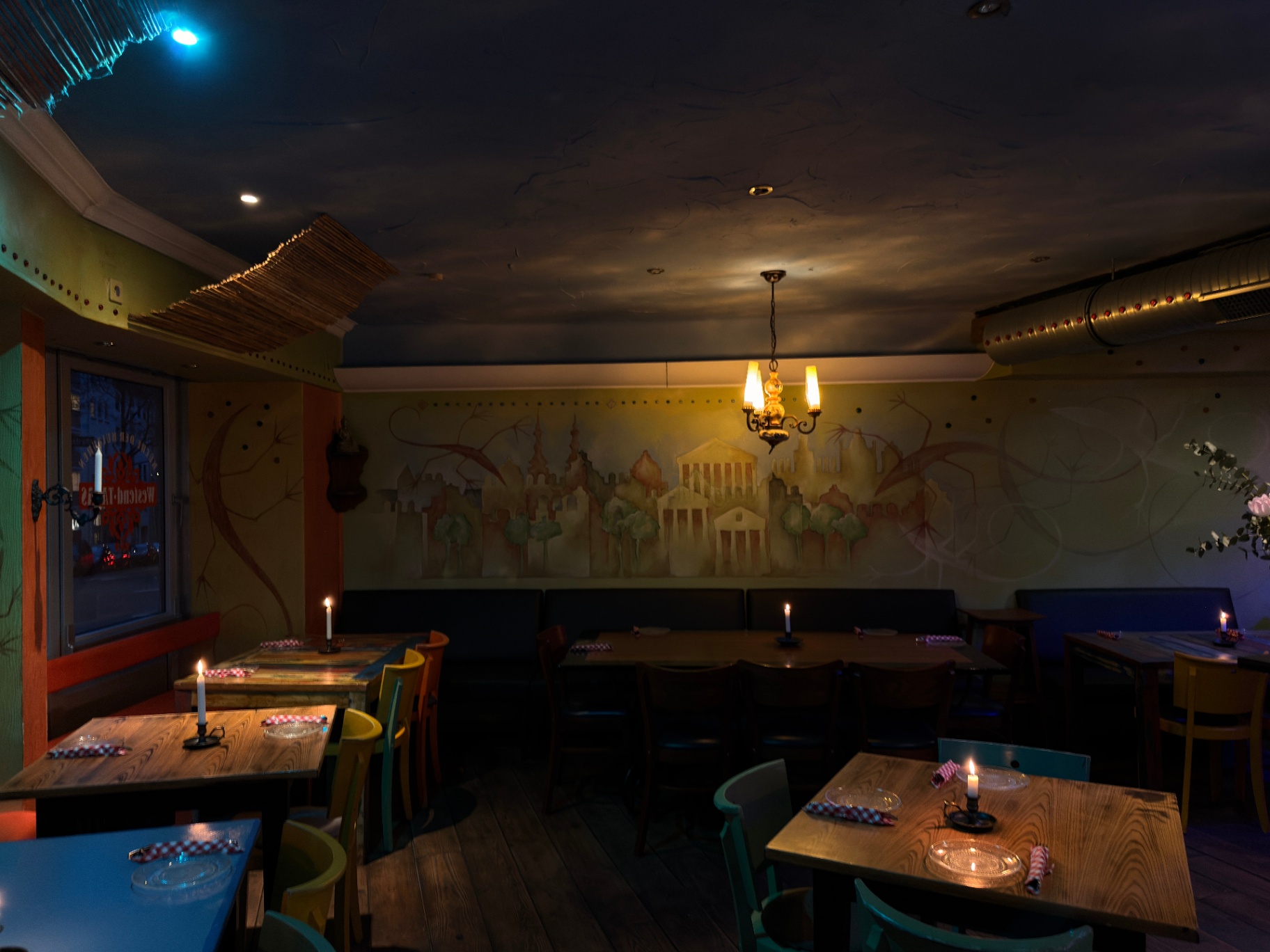 Westend Tapas — Restaurant Interieur bei Kerzenlicht
